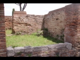 08146 ostia - regio v - semita dei cippi - edificio (v,iv,1) - westseite - 3. laden von norden - bli ri suedosten - 06-2024.jpg